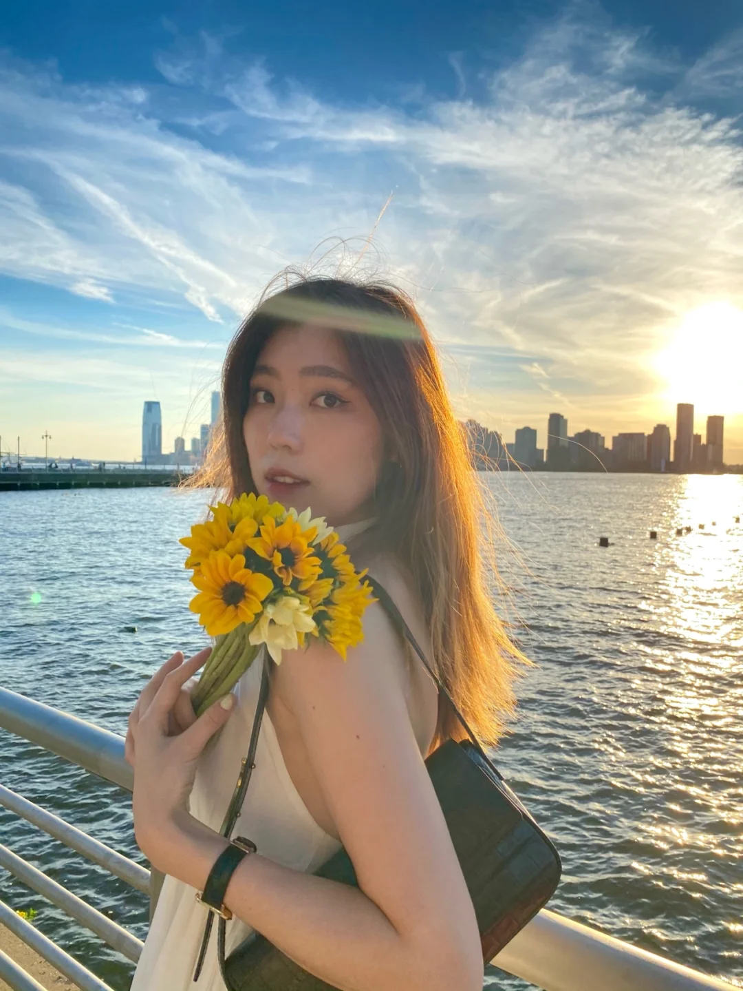 【Grab your fafa🌼 and hit the Hudson River for some snaps in NYC】