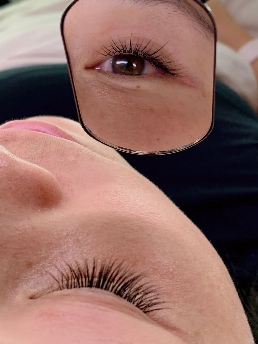 "Slide left to help me choose eyelashes (live photo) – waiting online, kinda urgent~"