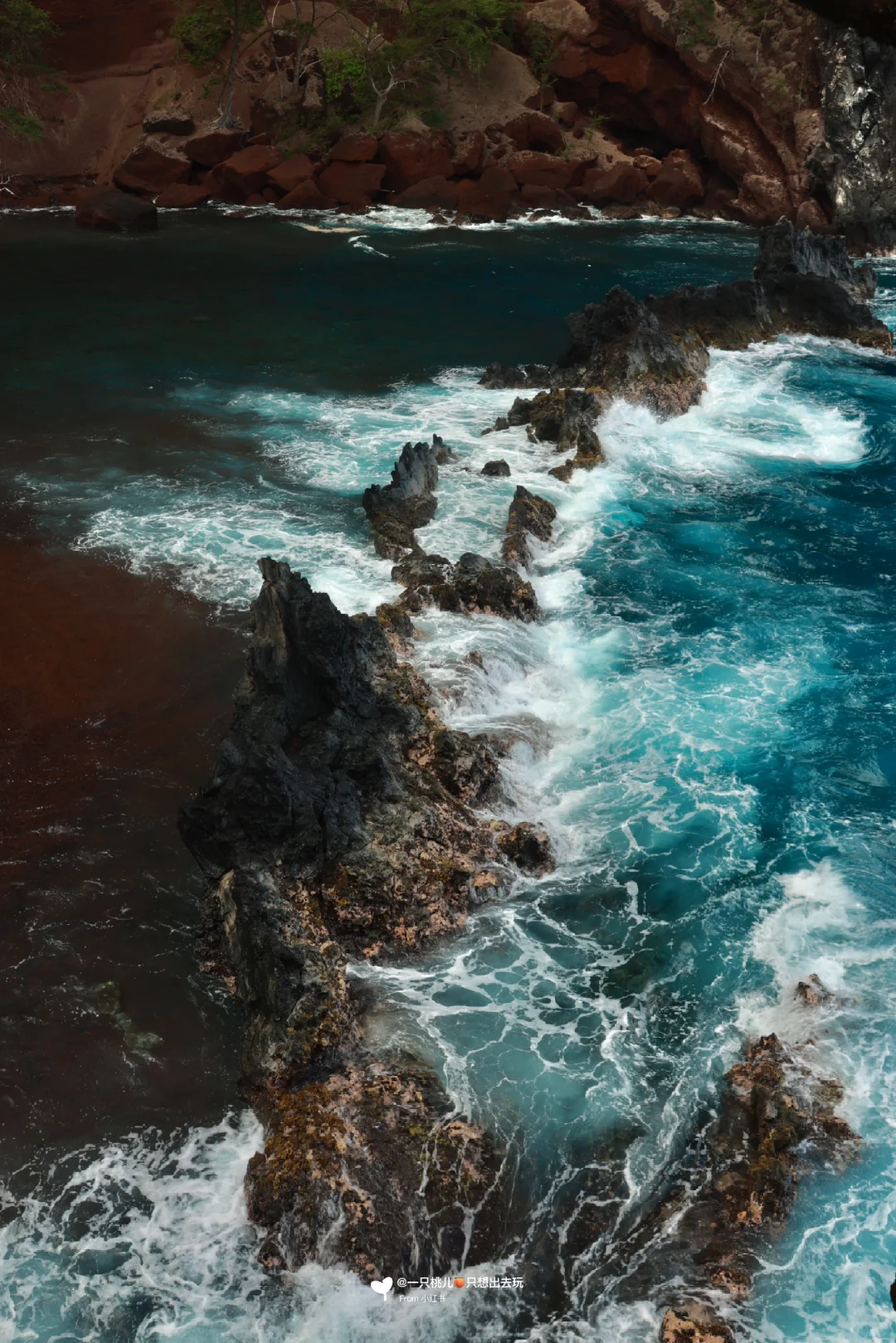 Maui丨The Red Sand Beach's Ocean Has a Heart-Stopping Blue 💙