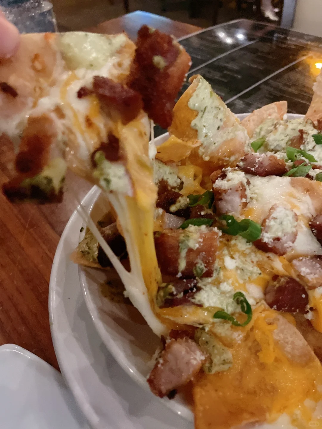 **Title:** San Diego Eats｜Super Affordable Pulled Pork Nachos  

**Translation:**  
**Title:** サンディエゴのグルメ｜安くて美味しい豚バラ肉ナチョス  
**Note:** Ensure the title is in Japanese and focuses on the dish being affordable and delicious.  

**Variation:**  
**Title:** サンディエゴの名物｜安い豚バラナチョス  
**Description:**