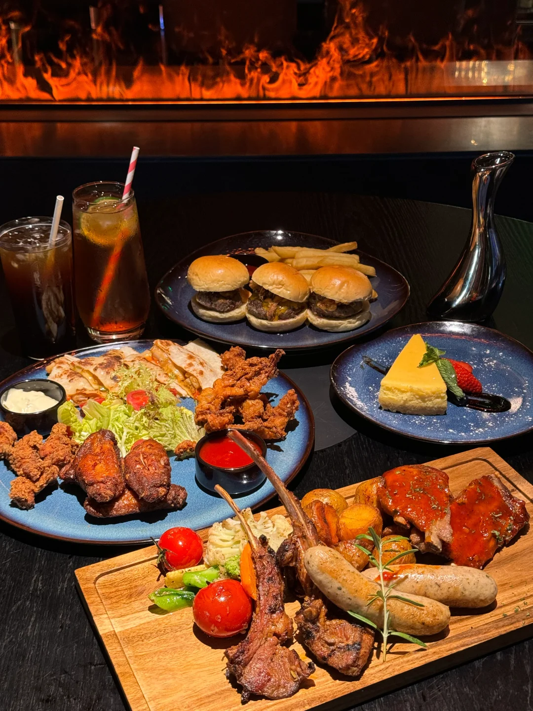 🍸 The flames by Mel’s table are so chill!!!