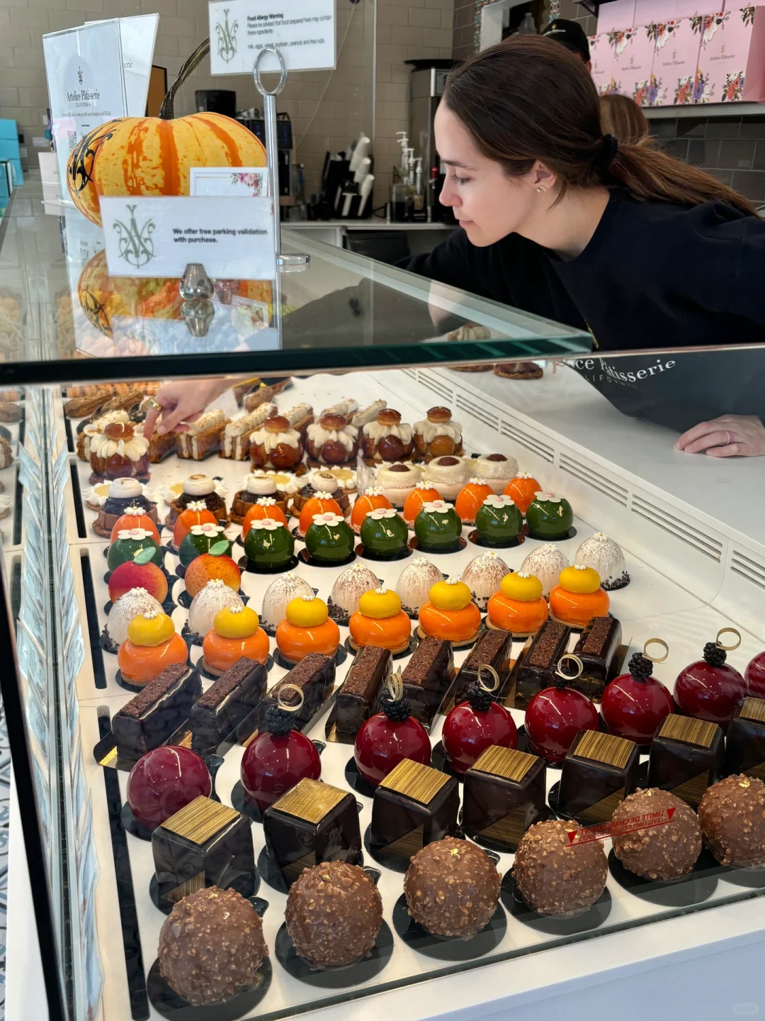 The sweetness in LA is just right! Time to devour the whole menu 🍰!!