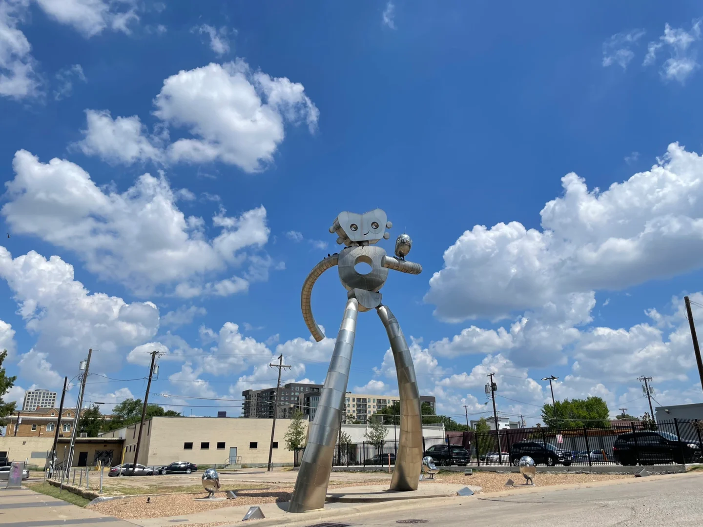 Dallas Travel Guide: The Ultimate Itinerary Featuring Giant Robot Sculptures 🤖