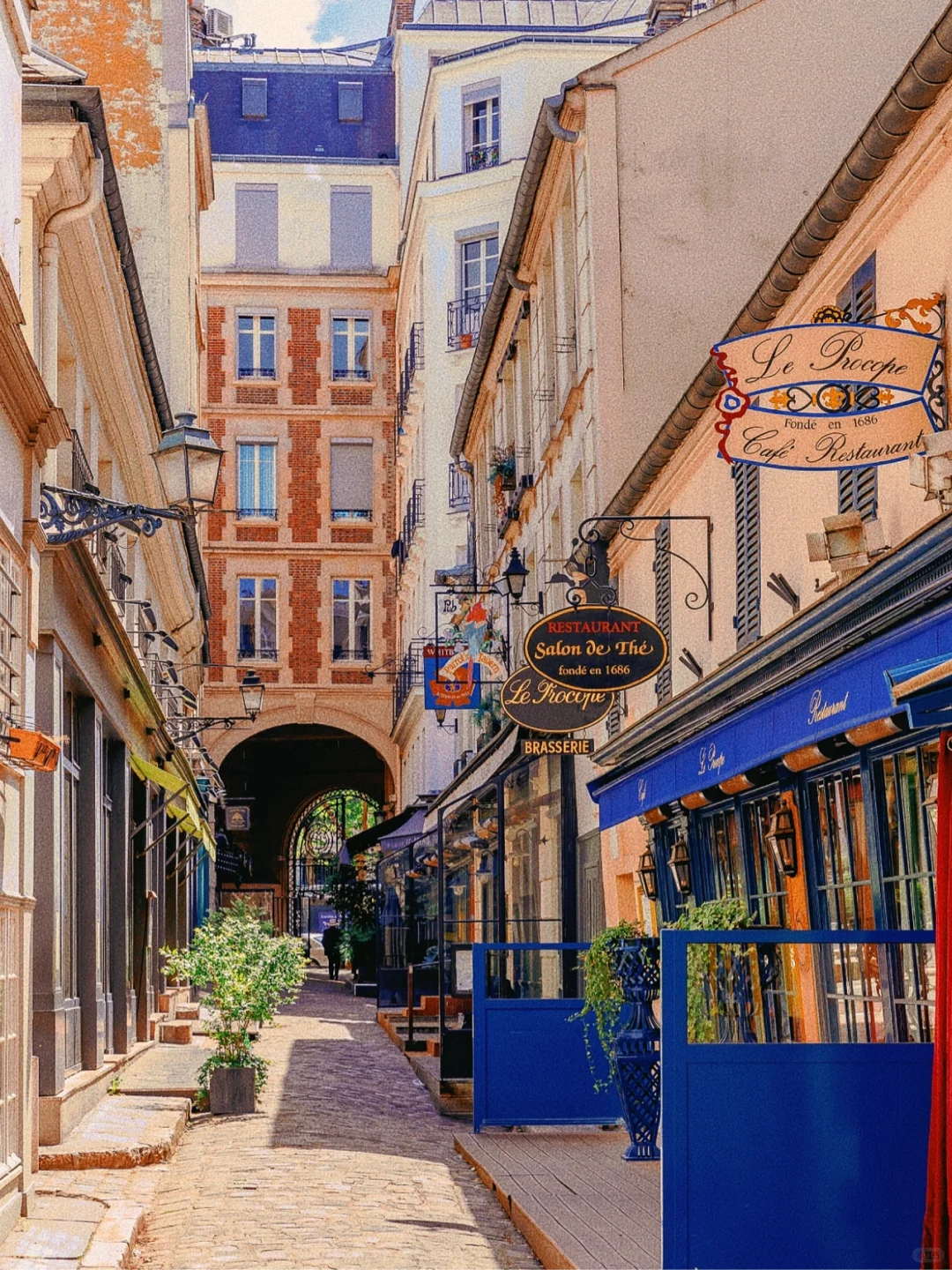 The Iconic Cafés of Paris' Left Bank ☕️
