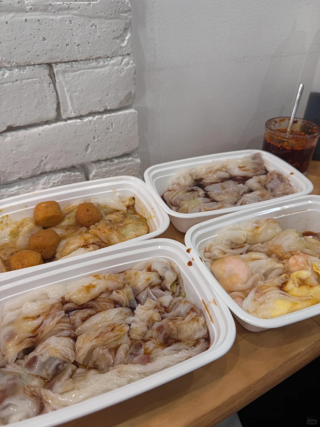 New York Food 🍴 Finally, Cheung Fun Freedom!!! 😻😻  

Explanation:  
- "肠粉" (Cheung Fun) is a popular Cantonese dish, often translated as "rice noodle rolls."  
- "自由了" (freedom) is used here to express excitement about the availability or abundance of Cheung Fun in New York, implying it's now easy to enjoy this dish.  
- The emojis and tone convey enthusiasm and joy.  

