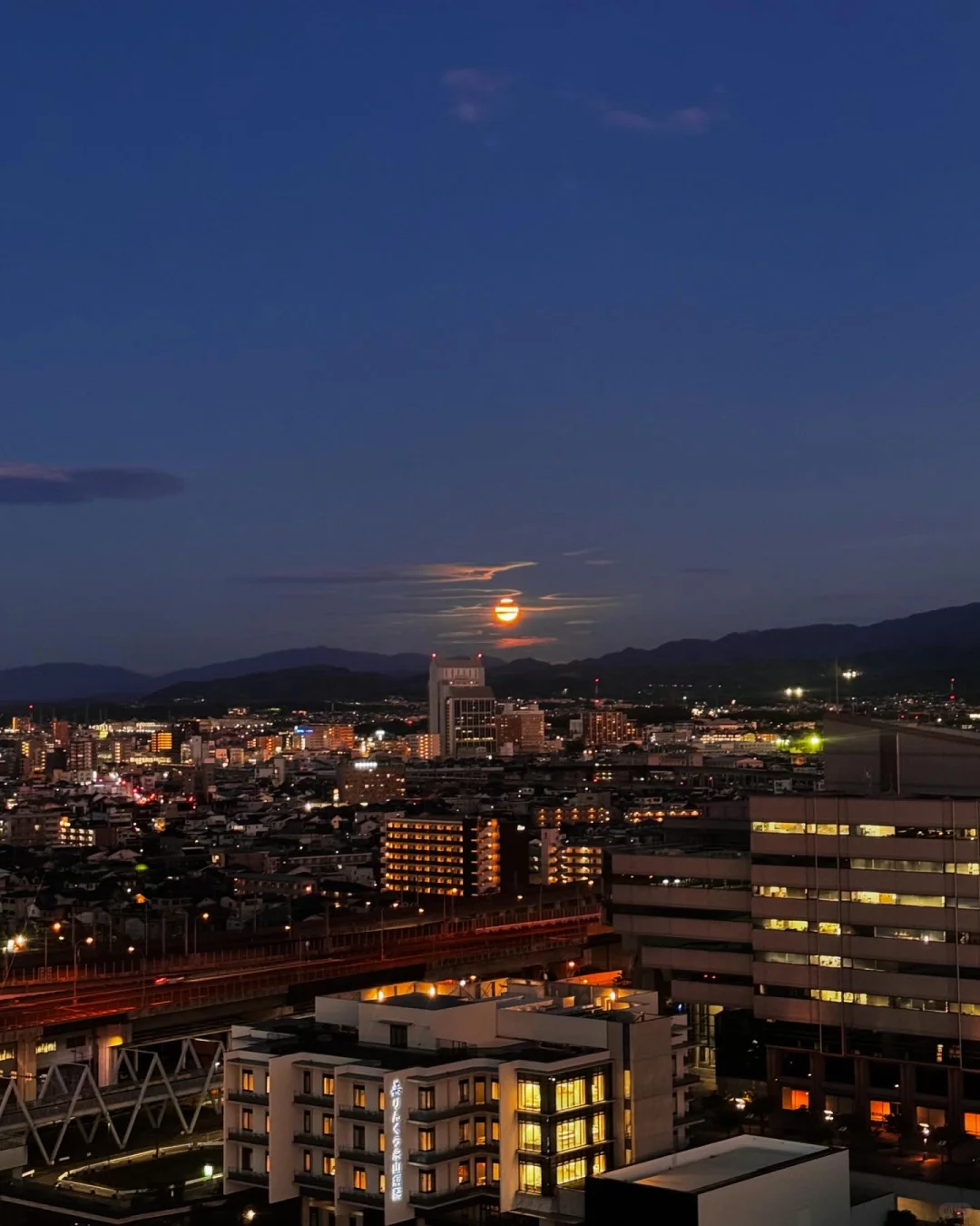 Osaka Rinku Town | Moonrise from the Ferris Wheel