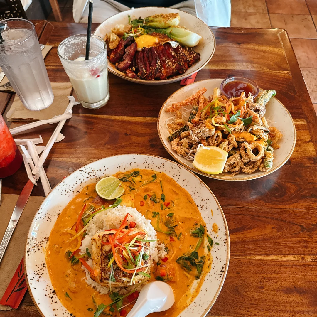 Eating and Drinking at Orlando Disney! Delicious Treats 🤩