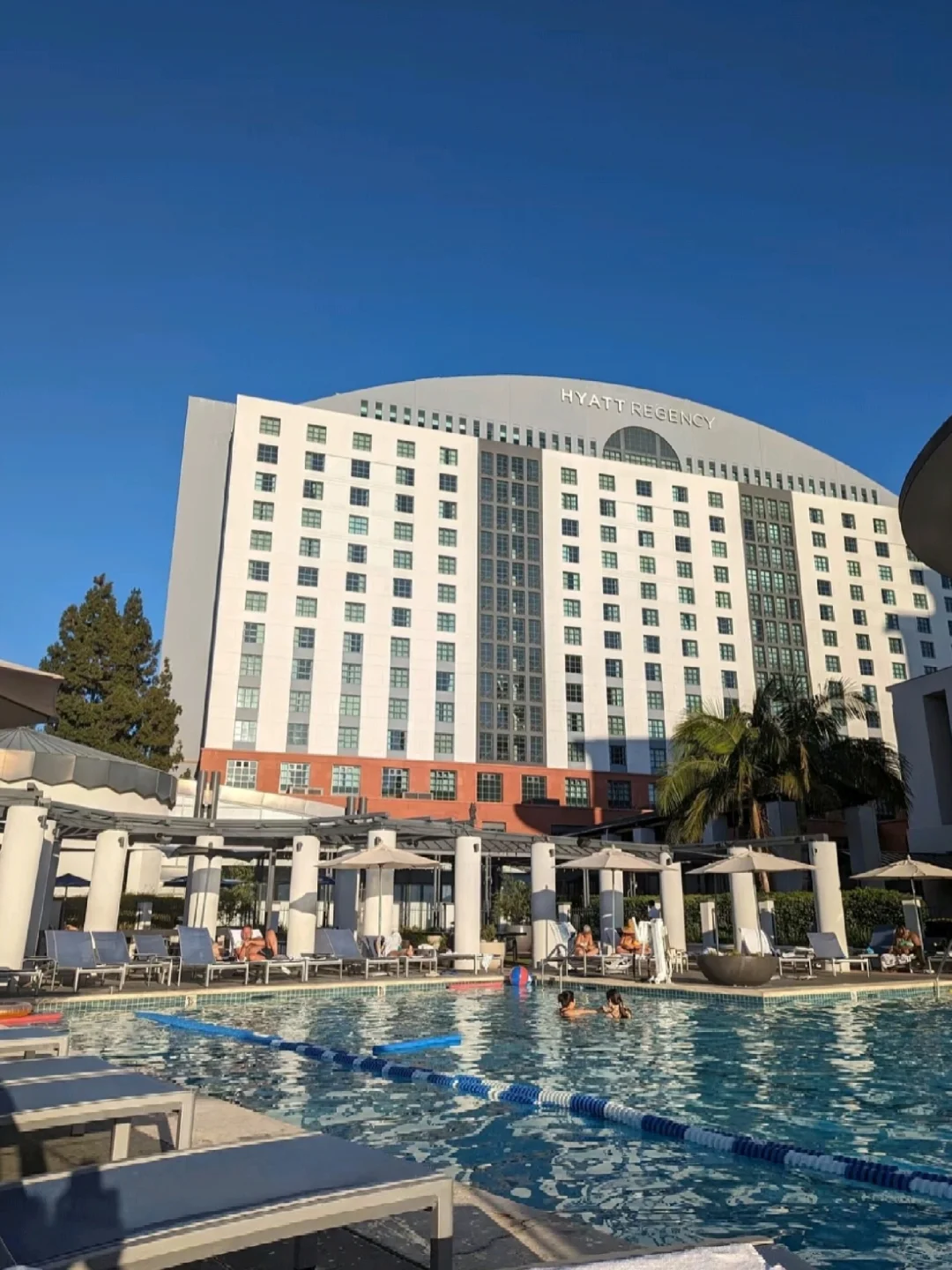 **Life Advice: Live Here in San Diego! It’s a Vacation Paradise**  

**Translation Notes:**  
- The title conveys enthusiastic advice about living in San Diego, emphasizing its resort-like appeal.  
- "人生建议" is rendered as "Life Advice" to match the tone of a personal recommendation.  
- "度假天堂" is translated as "Vacation Paradise" to preserve the hyperbolic, desirable imagery.  

**Key Adaptation:**  
- The exclamation mark and phrasing ("简直是