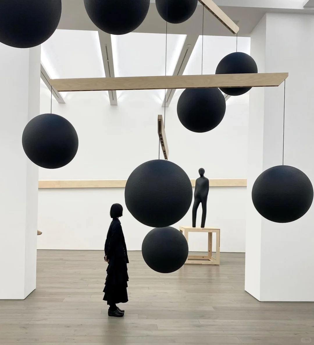 NYC Art Scene | Blending into the Background 🕴🏿