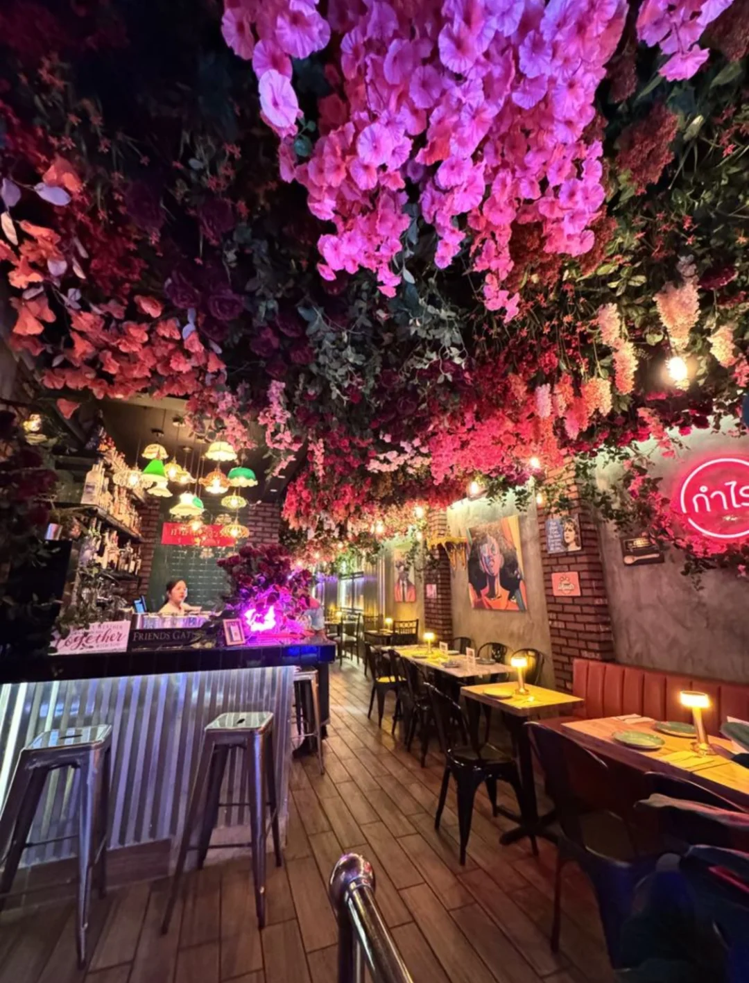 Romantic Thai Restaurant with Stunning Floral Views for a Perfect Date in Queens, New York