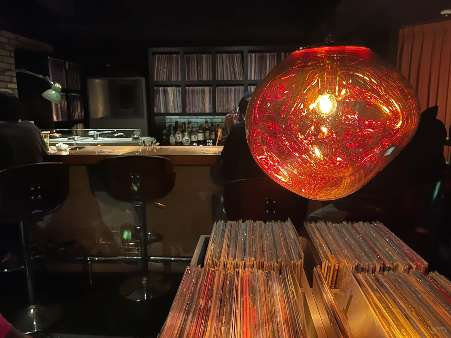 Fans of City Pop and Vaporwave, head to this bar 🍸