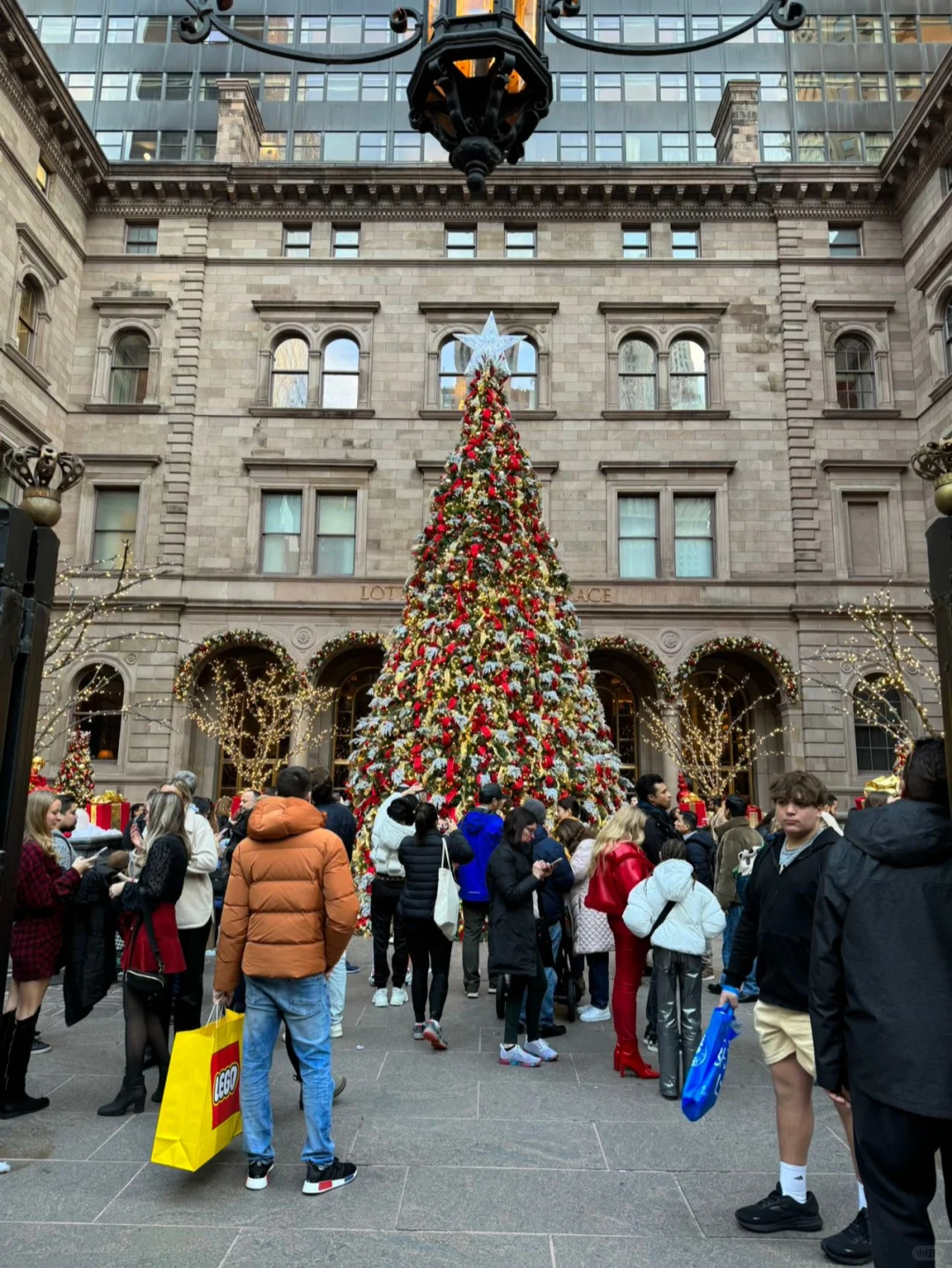 "Come check out what Christmas events are happening in New York this December! 🎄"