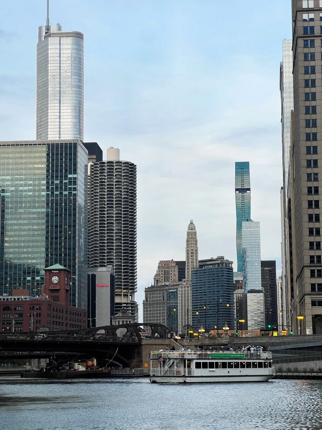 No Hesitation! Stay at These Chicago Hotels for the Best Budget-Friendly Options 🏨