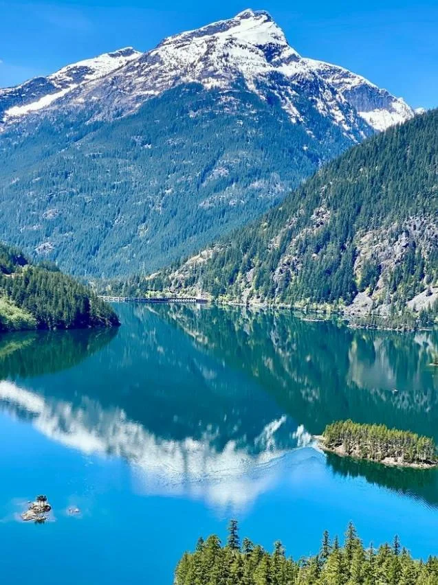 Seattle's Big Pineapple Lake 🏞: A Stunning Emerald Green That's Easy on the Eyes