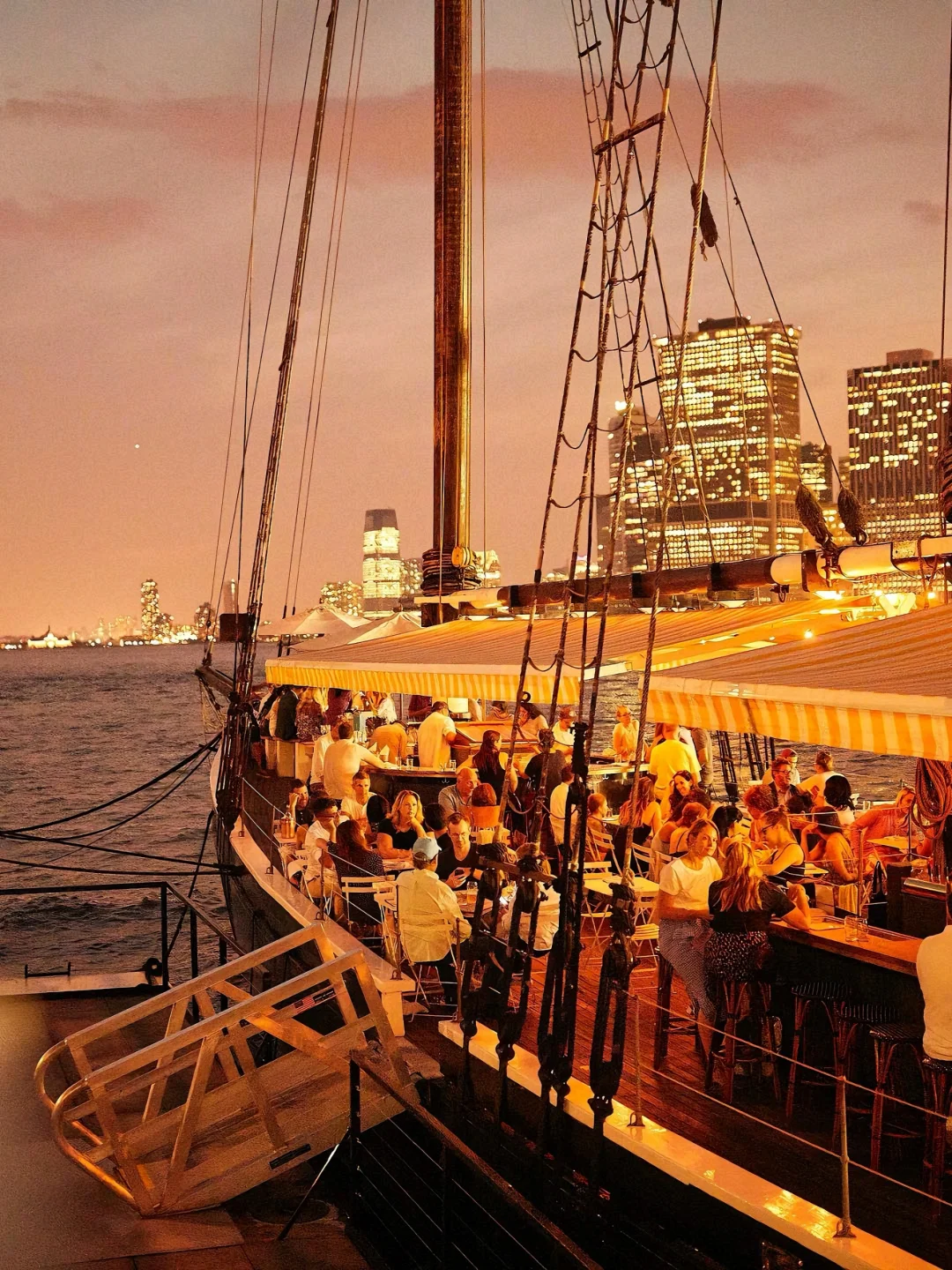 **Must-Visit in NYC 💖 6 Ultra-Romantic Ambiance Restaurants You Can’t Miss!**  

*(Alternatively, for a slightly more natural flow:)*  
**NYC Must-Try 💖 6 Dreamy Romantic Restaurants with Perfect Vibes!**  

### Notes on the Translation:  
- **"必去" (bì qù)** → "Must-Visit" or "Must-Try" (common travel blog phrasing).  
