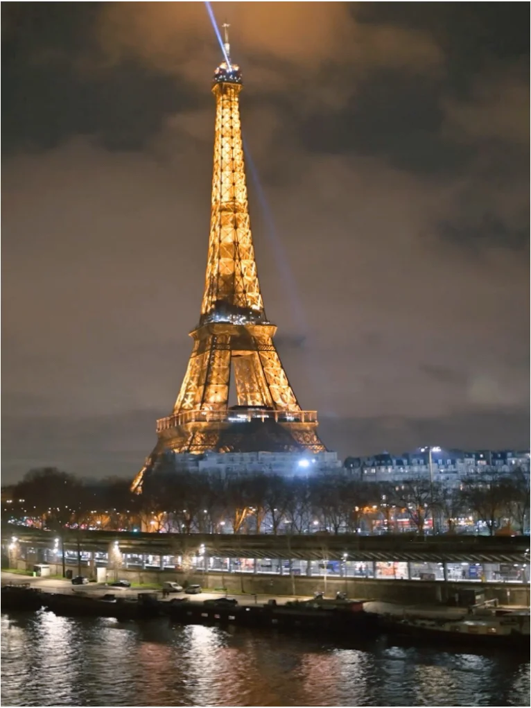 A Stunning Sight on the Paris Metro 🇫🇷