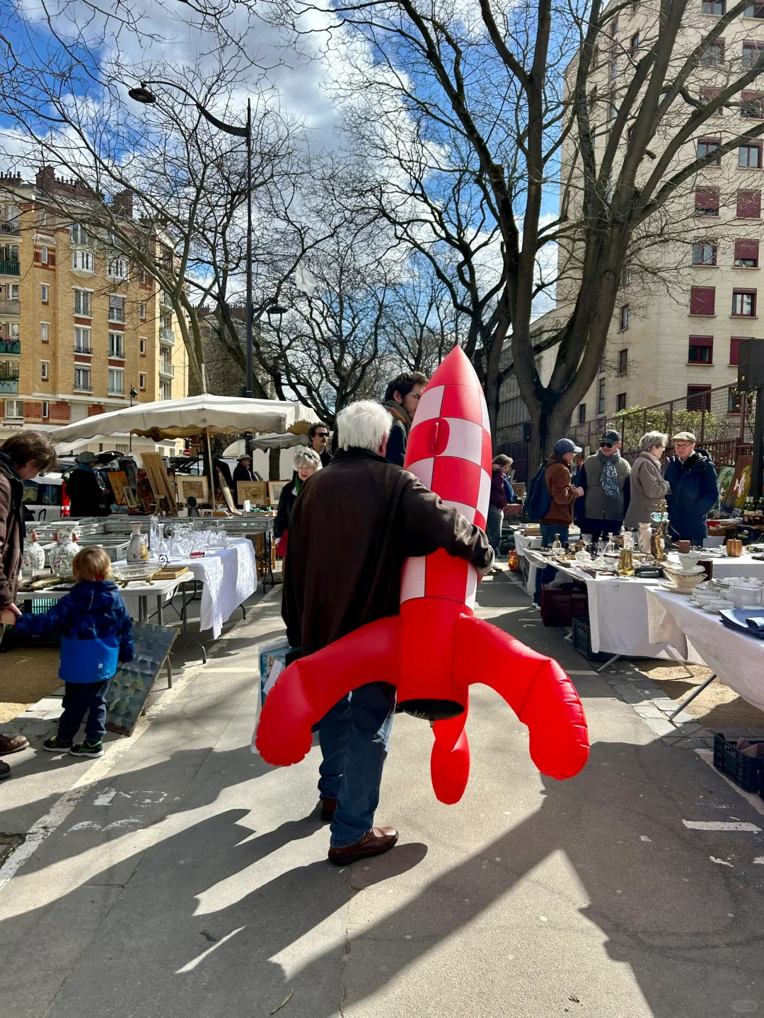 What Do Old Friends and Belongings Mean to the French?