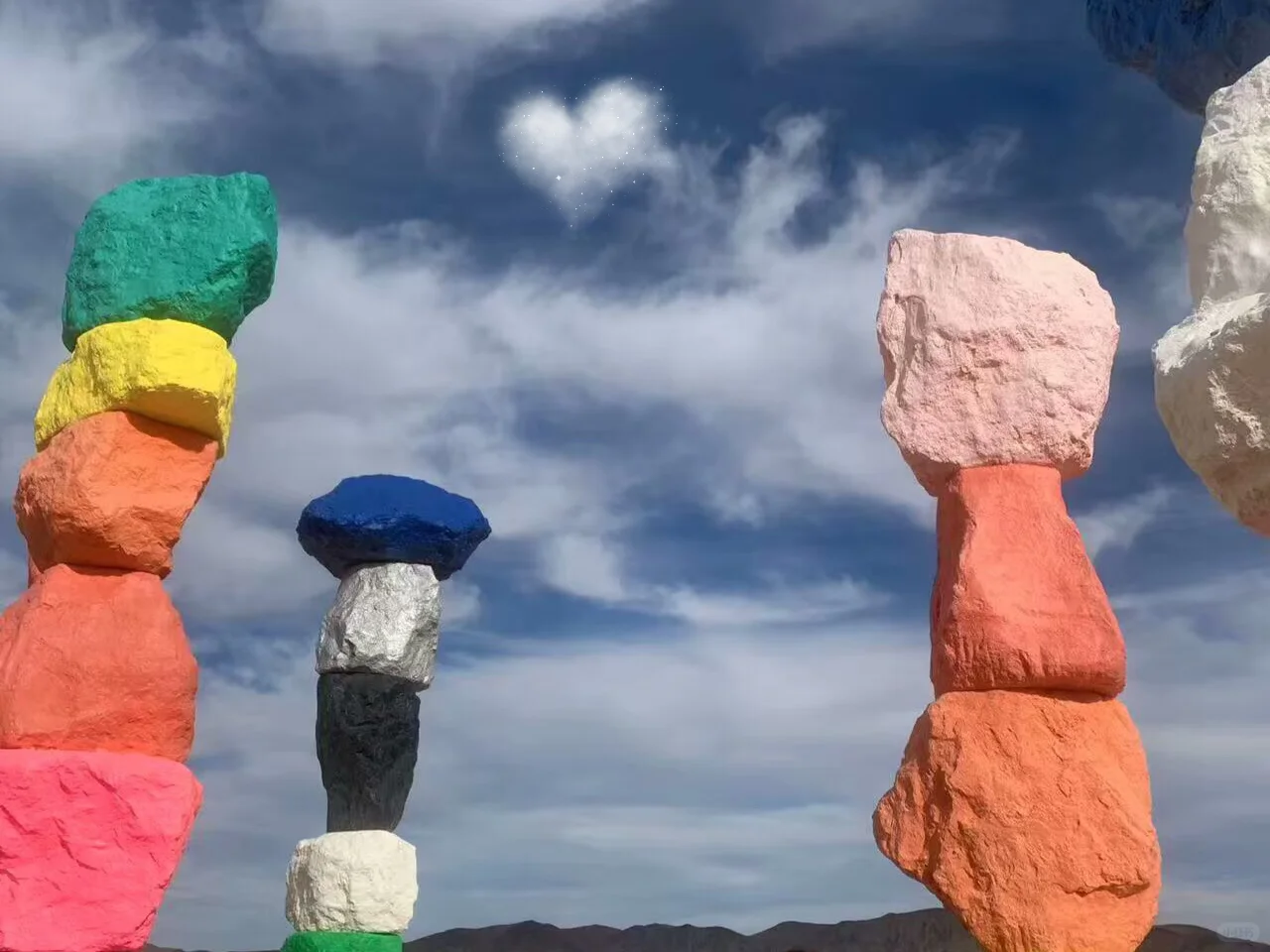 "Las Vegas: The Colorful Giant Rocks in the Desert 🪨"