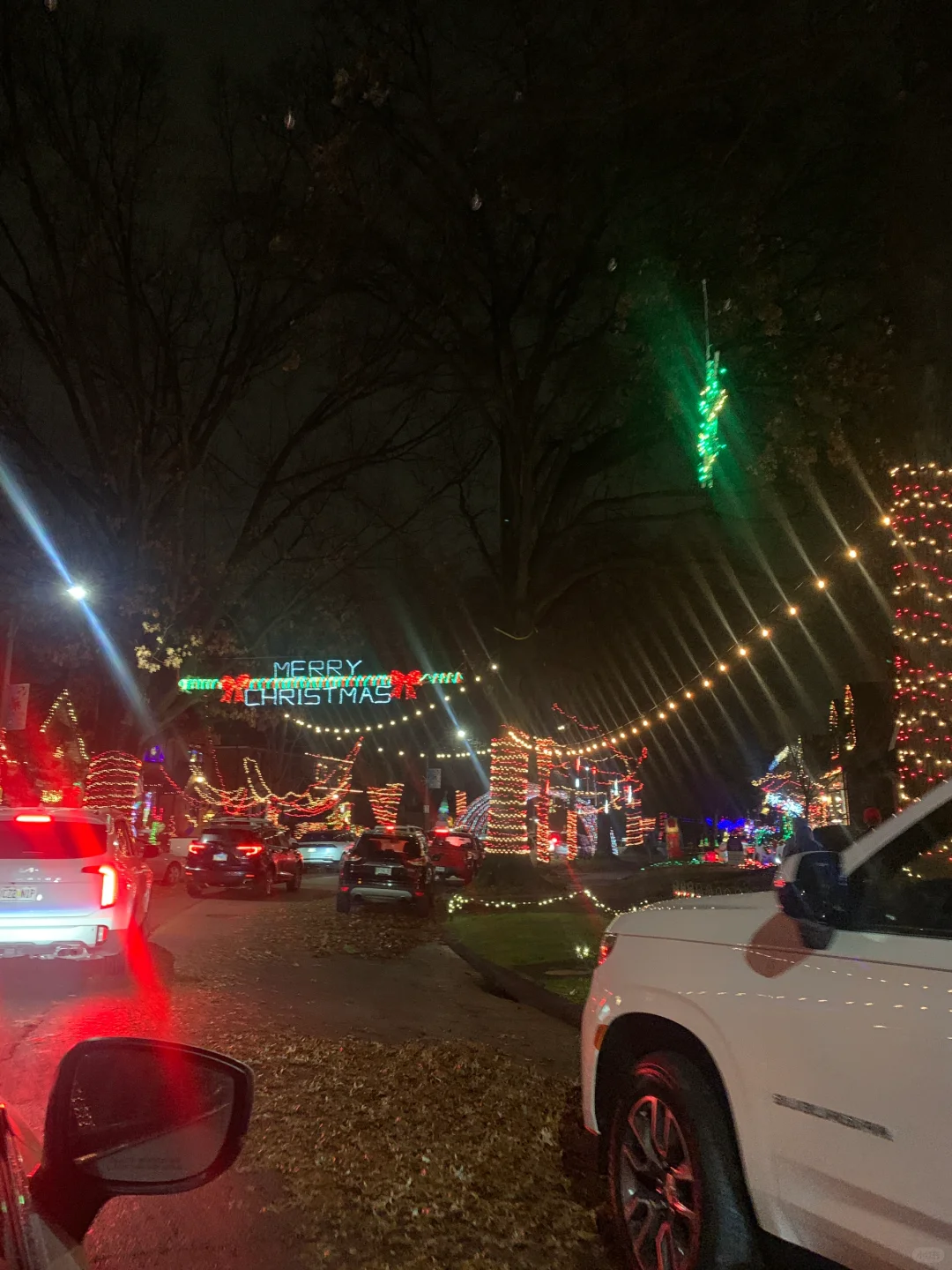 "Candy Cane Lane" – St. Louis' Christmas Light Street