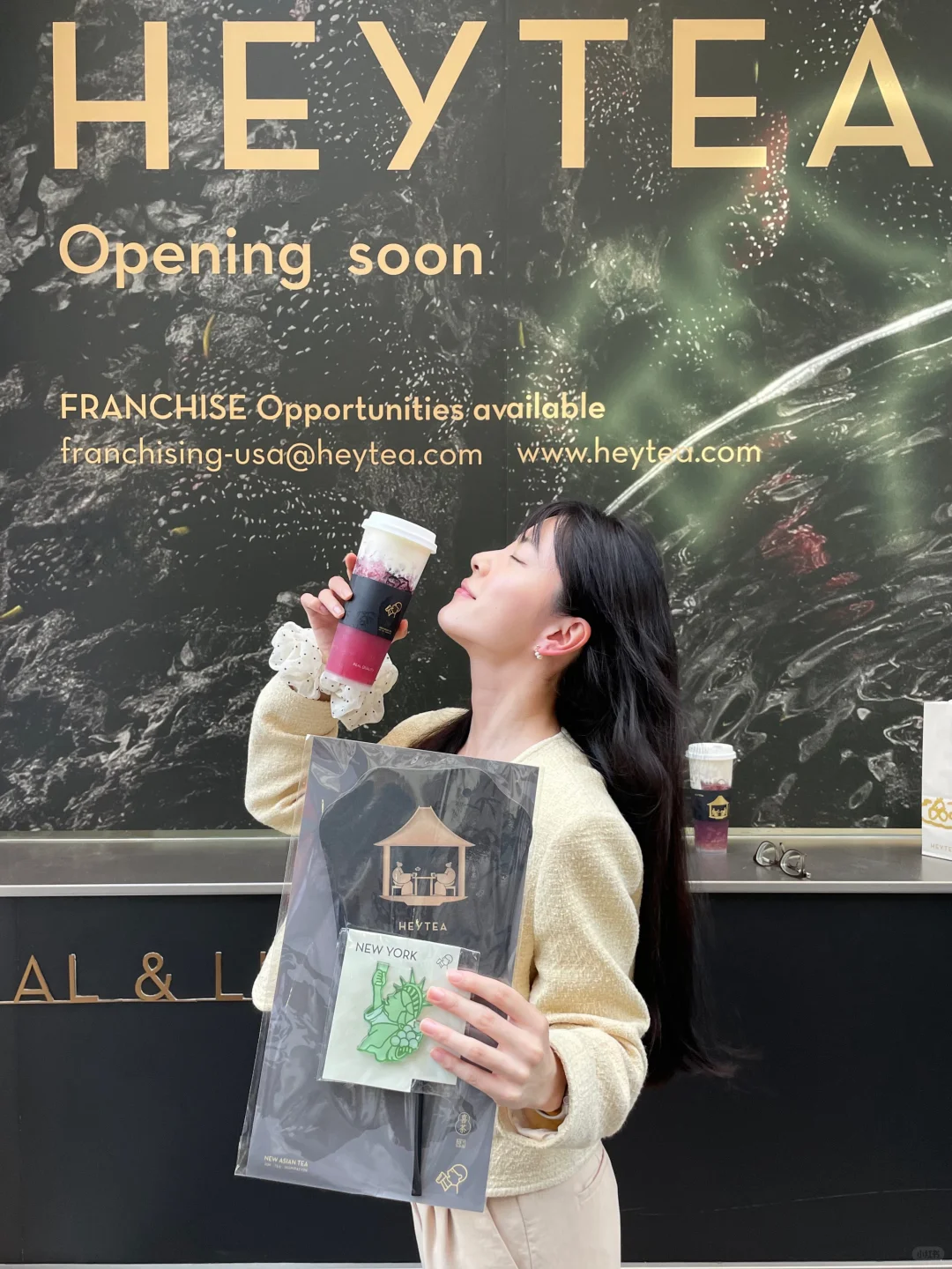 New York's 🖤 Heytea Black Gold Store is Finally Open! The "Meatful" Yangmei is a Must-Try!