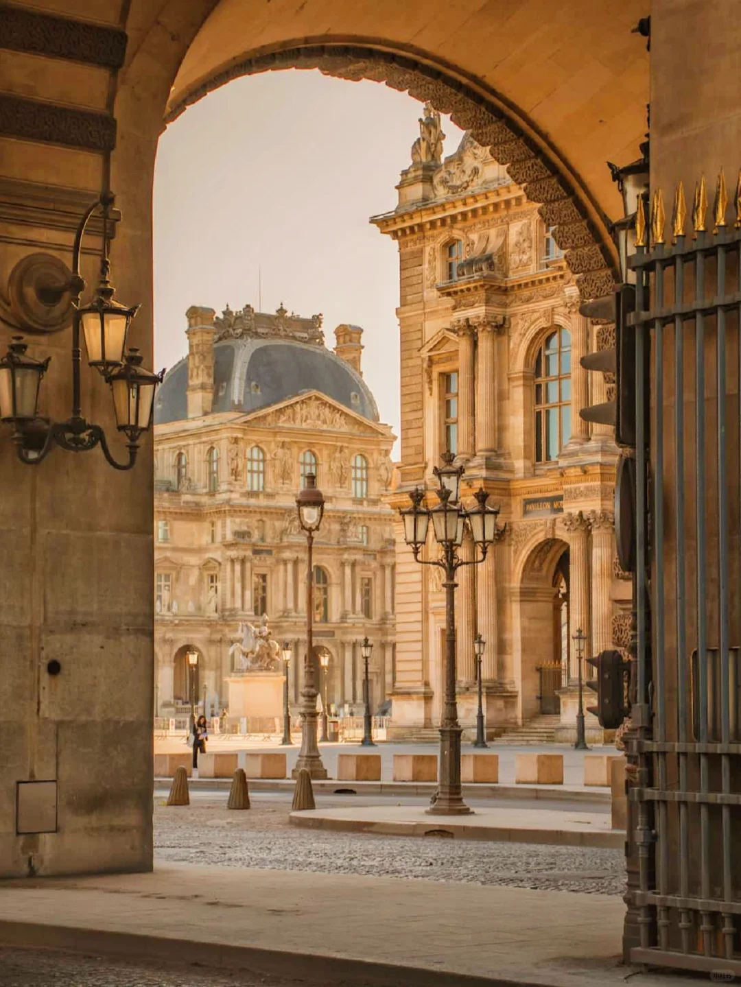 Accidentally Caught the Romance on the Streets of Paris 💕 Who Gets It