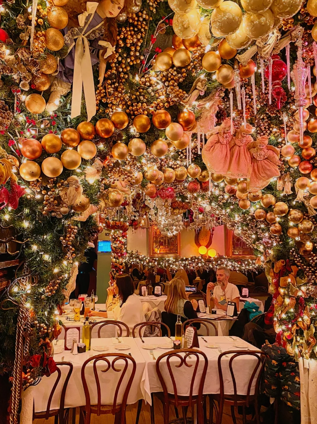 Staying in a Manhattan Apartment 🎄 Checking Out NYC's Most Festive Restaurant