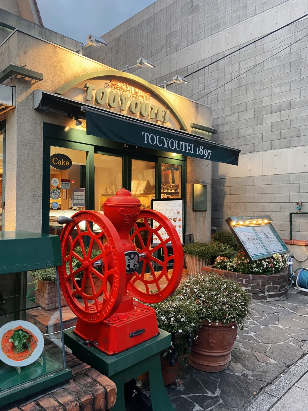 Strolling Kyoto: A Century-Old Western Eatery, Higashiyama