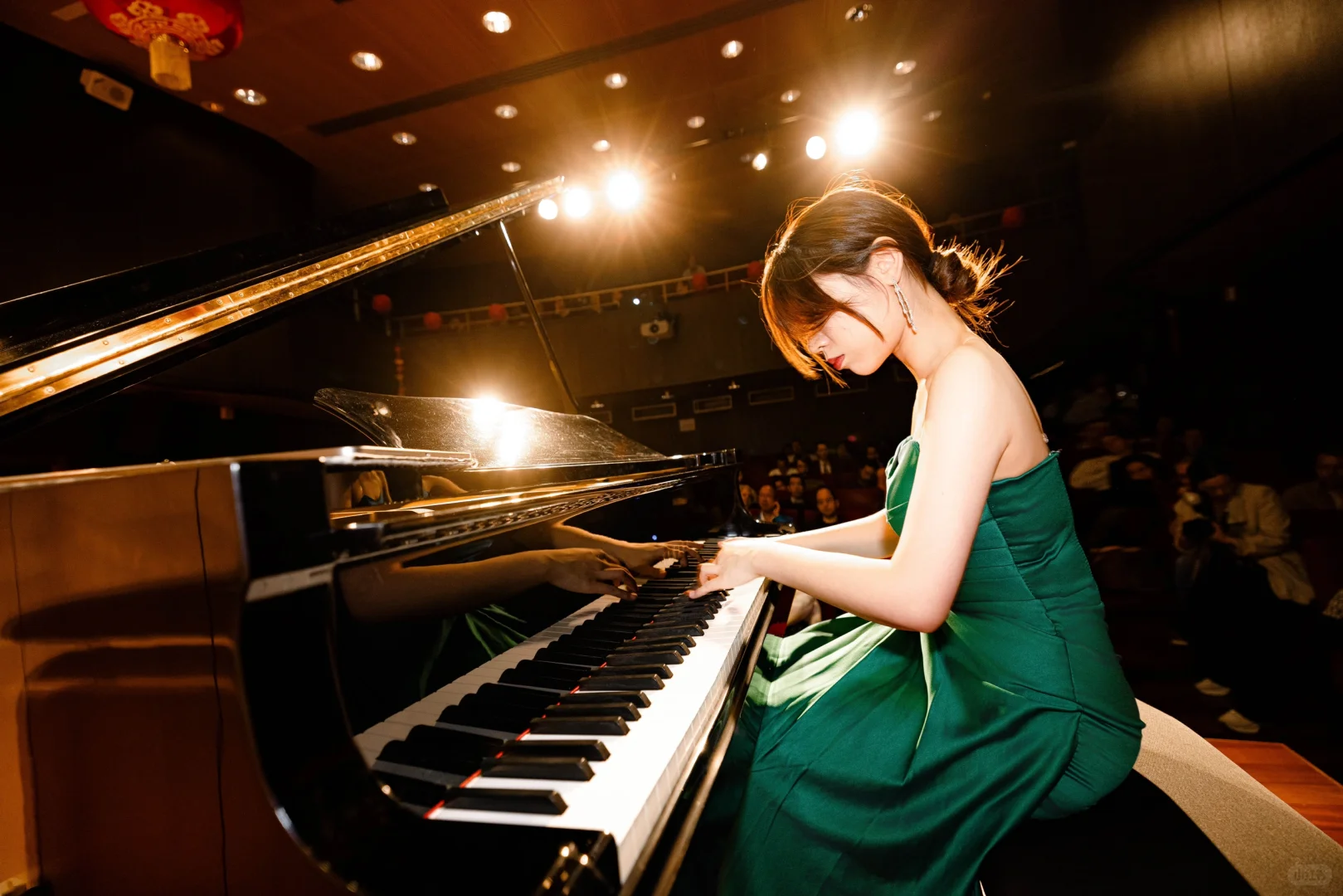 Last night's concert in Paris was lit! Merci Beaucoup 🎶