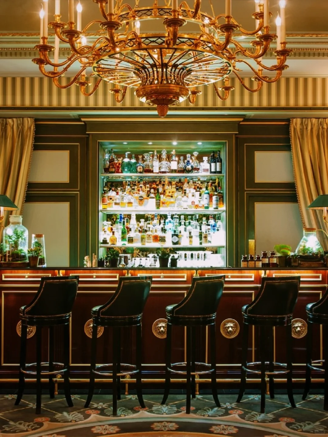 Charming Parisian Atmosphere Bar | A Tipsy Moment in the 19th Century Parisian Palace