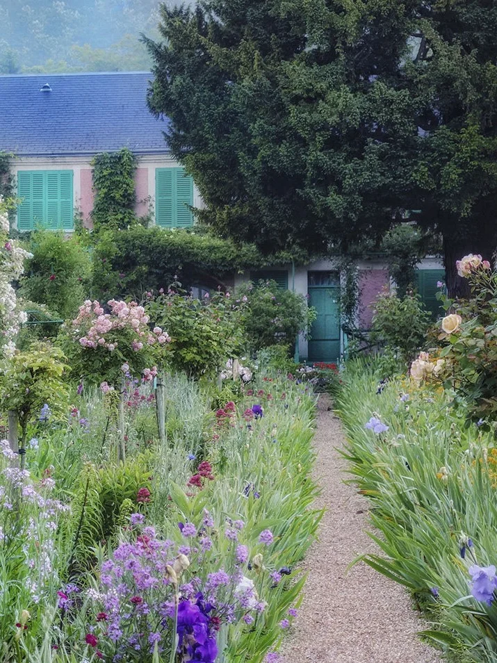 New York Photography Exhibition Recreates Monet's Garden