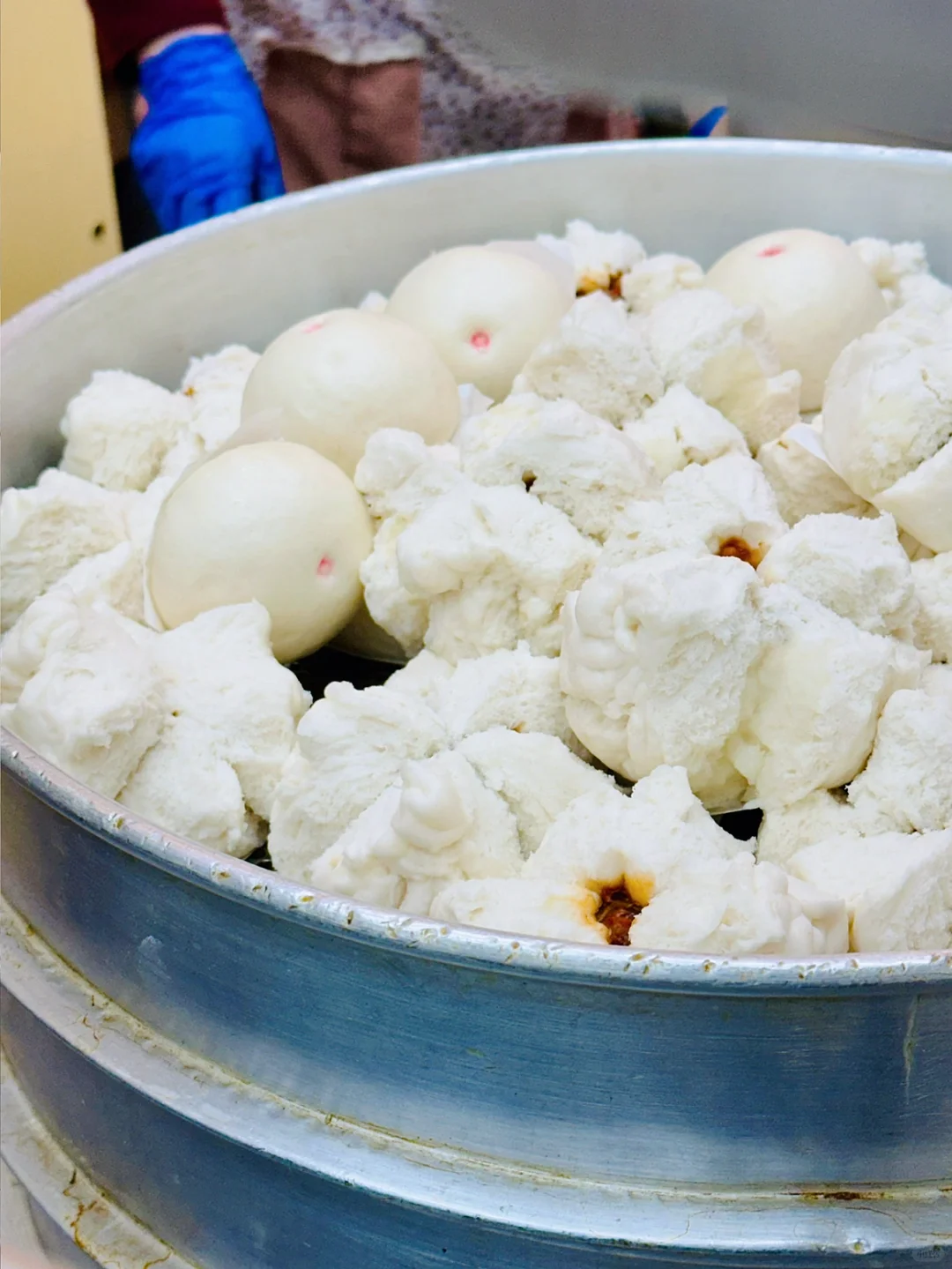 Fragrant Tea ~ Good Fortune ~ New Wing Sing: Finding the Best Lotus Seed Paste Buns on Tong Street