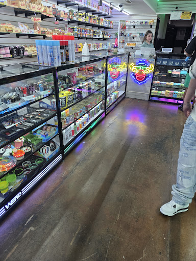 the underground vape & smoke shop VIVA ~Underground ~ in 213 N Main St, Greenville, SC 29601: Discover Opening Hours, Reviews, Directions & Nearby Places of VIVA SMOKE & VAPE ~Underground ~ Air Bar Box 3000 NO SHIP: MI Nicotine Strength:30MG